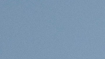 Barcazas con grúas flotan cerca de una sección dañada del puente Francis Scott Key en Baltimore.