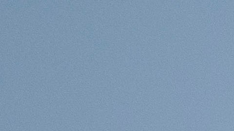 Barcazas con grúas flotan cerca de una sección dañada del puente Francis Scott Key en Baltimore.