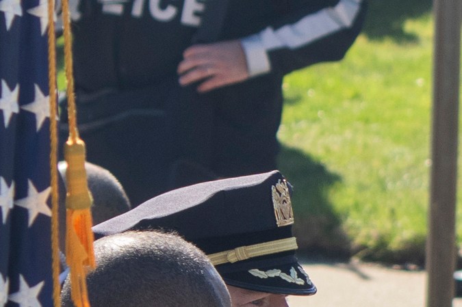 El alcalde de la ciudad de Nueva York, Eric Adams, asiste a un funeral para el oficial del Departamento de Policía de la ciudad de Nueva York, Jonathan Diller.