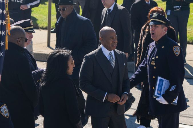 El alcalde de la ciudad de Nueva York, Eric Adams, asiste a un funeral para el oficial del Departamento de Policía de la ciudad de Nueva York, Jonathan Diller.