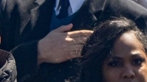La esposa de Jonathan Diller, Stephanie Diller, besa a su hijo durante el funeral de su esposo.