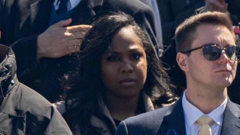 La esposa de Jonathan Diller, Stephanie Diller, besa a su hijo durante el funeral de su esposo.