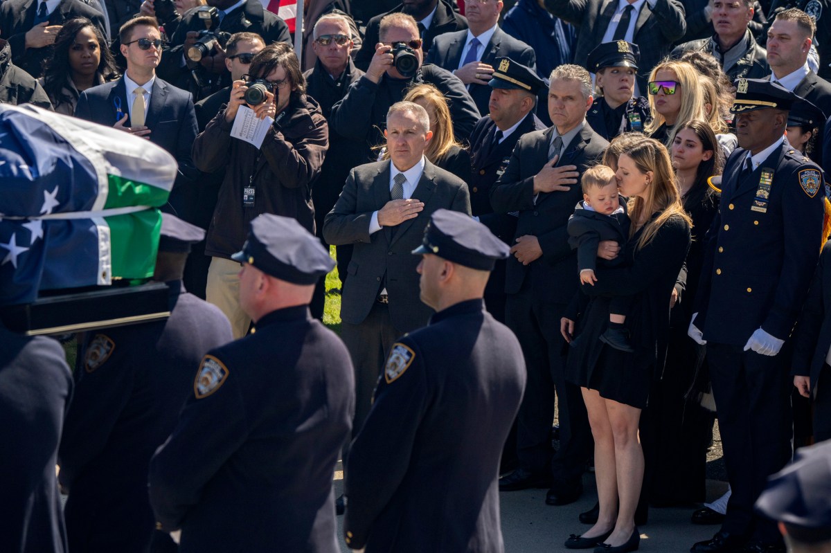 Joven viuda del detective de NYPD asesinado arremete contra funcionarios electos por permitir aumento de crímenes en NYC