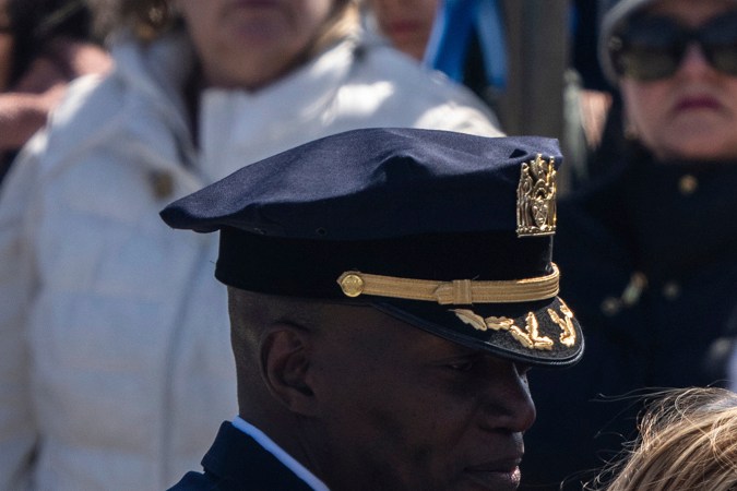La esposa de Jonathan Diller, Stephanie Diller, sale después de un funeral para el oficial del Departamento de Policía de la ciudad de Nueva York.