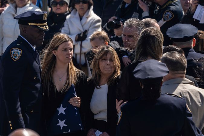 La esposa de Jonathan Diller, Stephanie Diller, sale después de un funeral para el oficial del Departamento de Policía de la ciudad de Nueva York.