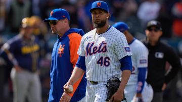 Sancionan a Yohan Ramírez y Carlos Mendoza de los Mets por lanzamiento "intencional" contra Rhys Hoskins
