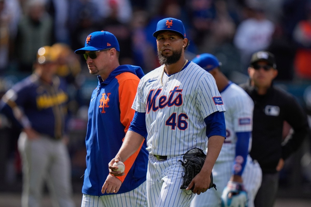 Sancionan a Yohan Ramírez y Carlos Mendoza de los Mets por lanzamiento “intencional” contra Rhys Hoskins