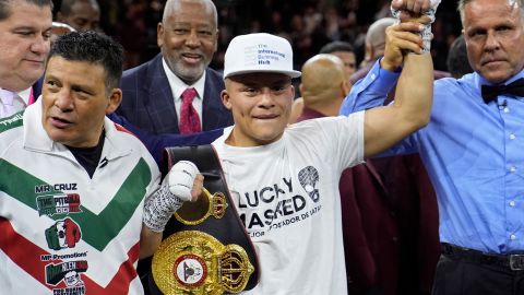 Isaac Cruz celebra su título superligero de la AMB.