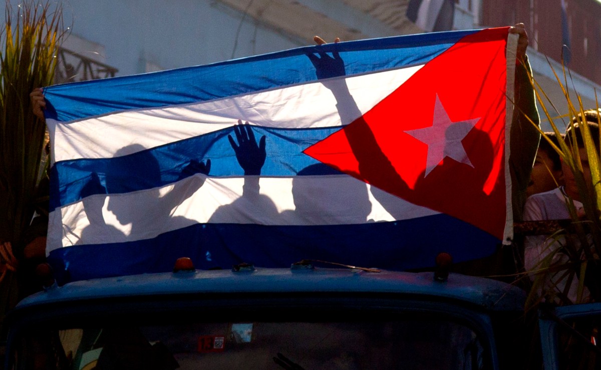 Cubanos salen a las calles para protestar por falta de comida y apagones que azotan la isla