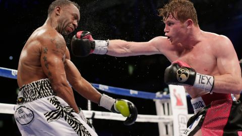 Austin Trout y Canelo Álvarez durante su pelea en 2013.