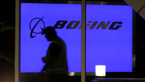 Su muerte se produce justo cuando Boeing se encuentra bajo escrutinio de las autoridades estadounidenses.