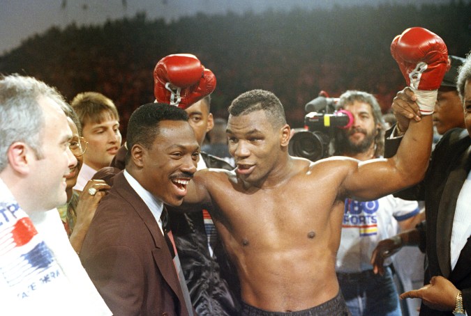 Mike Tyson luego de ganar su pelea ante Henry Tillman en 1990.