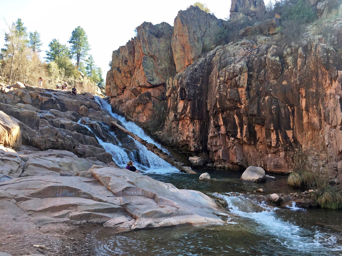 Recuperan dos cuerpos en una cascada del estado de Washington tras desaparición de dos excursionistas