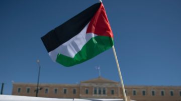 Arrestan a hombres por subir al altar para protestar por Palestina