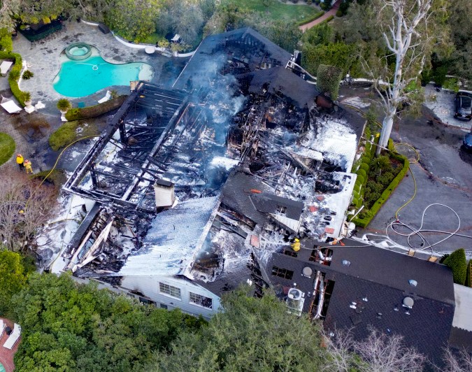 La mansión de Cara Delevingne quedó destruida.