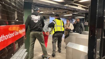 Operativo de agentes encubiertos del NYPD en la estación Hunts Point de El Bronx contra evasores de tarifas y sindicados de delitos con cuentas pendientes