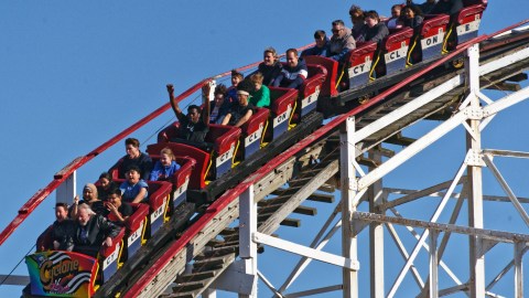 La legendaria montaña rusa Cyclone cumple 97 años y los primeros 97 visitantes que la monten este domingo disfrutarán de un paseo gratuito.