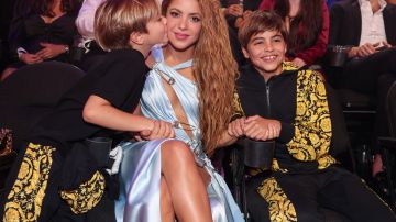 Shakira posando junto a sus hijos.