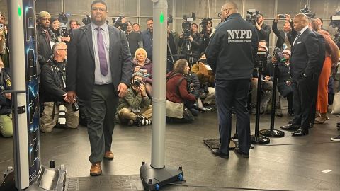 El alcalde Adams y el NYPD presentaron plan de detectores de armas en estaciones del metro