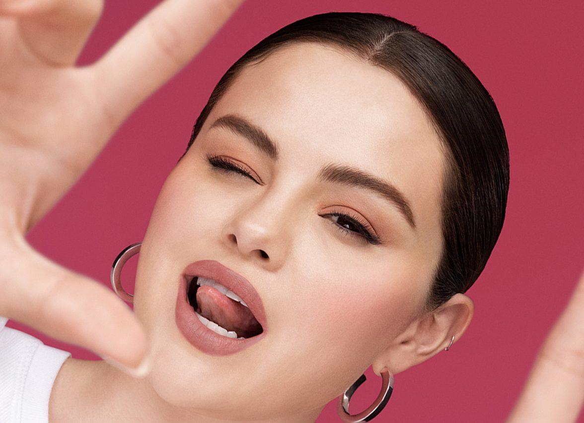 Selena Gómez posando.