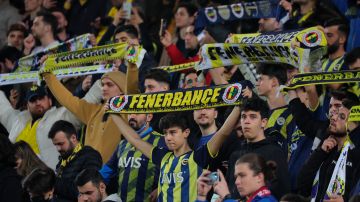 Lamentable: Aficionados de club en Turquía invaden el campo para atacar a jugadores del Fenerbahce