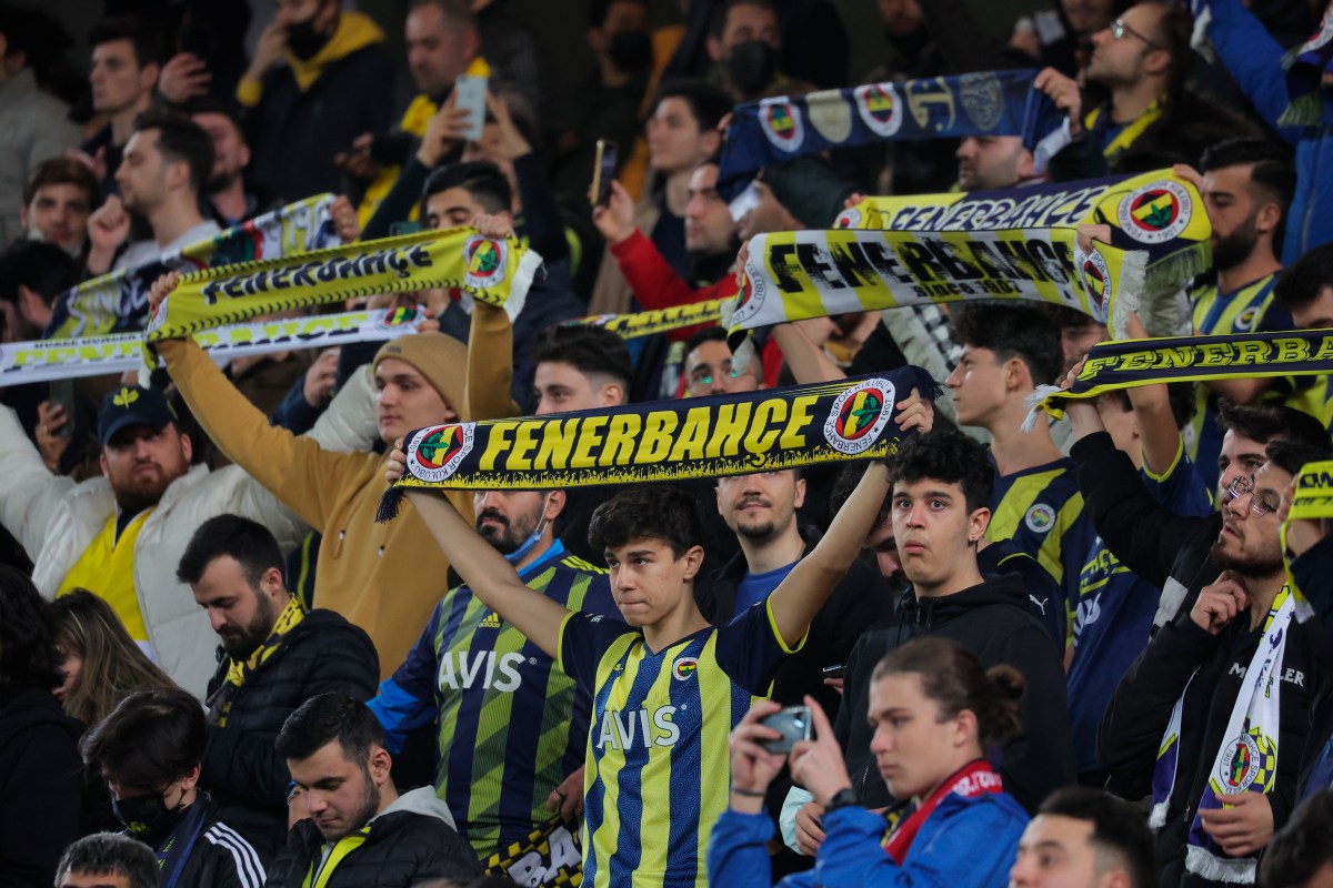 Lamentable: Aficionados de club en Turquía invaden el campo para atacar a jugadores del Fenerbahce