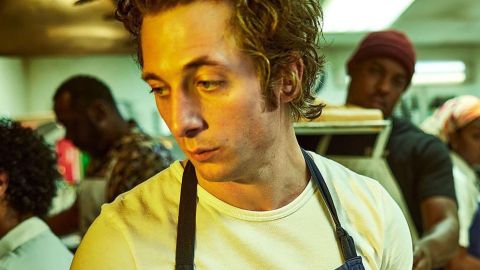 Jeremy Allen White posando.