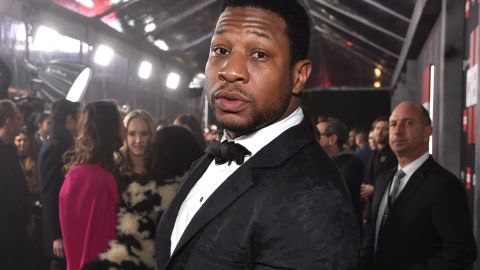 Jonathan Majors posando.