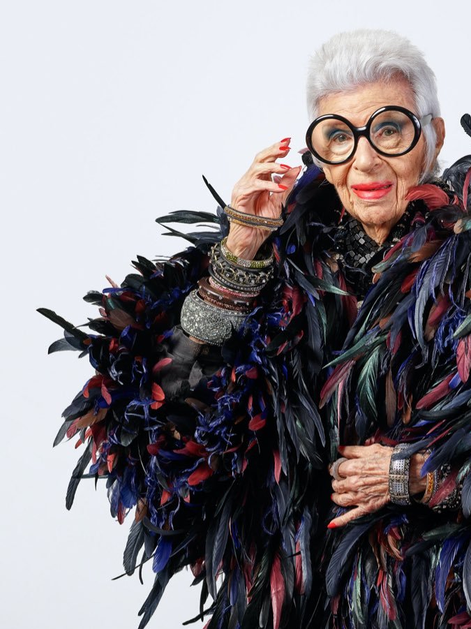 Iris Apfel posando.