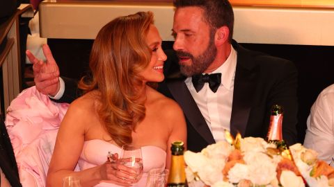 Ben Affleck y Jennifer López platicando.