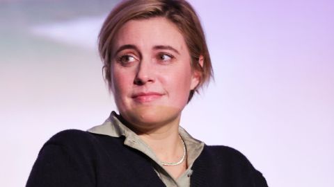 Greta Gerwig participando en un evento.