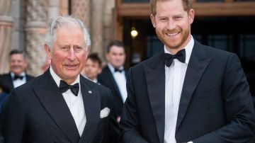 Príncipe Harry posando junto al Rey Carlos III.