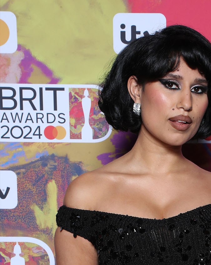 Raye posando en una alfombra roja.