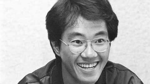 Akira Toriyama posando.