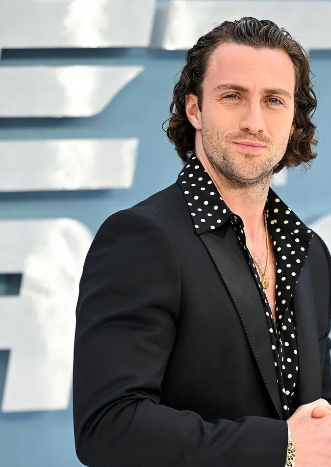 Aaron Taylor-Johnson posando.