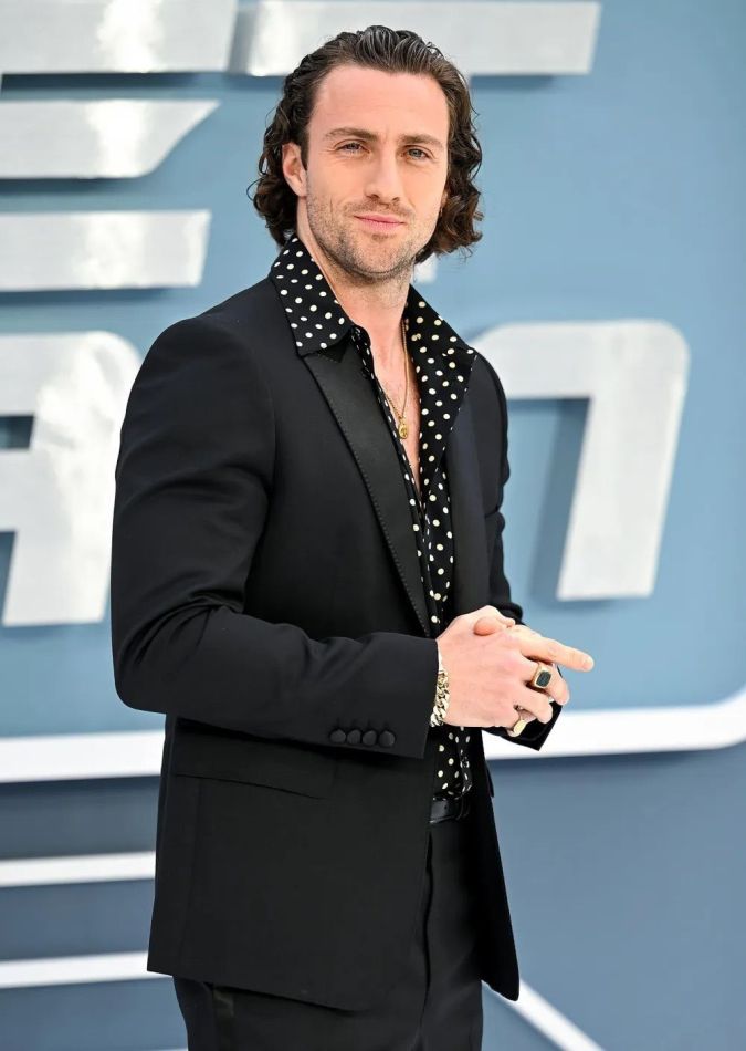 Aaron Taylor-Johnson posando.