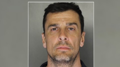 Hombre de Pensilvania golpea a trabajador postal por no recibir su paquete