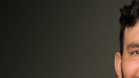 “La idea básicamente surgió porque sentía que de alguna manera quería contar no solo mi historia, sino la historia de muchos migrantes, porque todos tenemos cosas en común", cuenta Suarc sobre la pieza teatral.