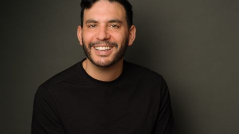 “La idea básicamente surgió porque sentía que de alguna manera quería contar no solo mi historia, sino la historia de muchos migrantes, porque todos tenemos cosas en común", cuenta Suarc sobre la pieza teatral.