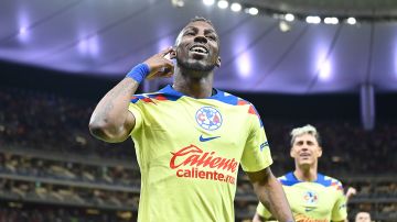 El delantero colombiano mostró su rechazo ante los ataques raciales contra su familia.