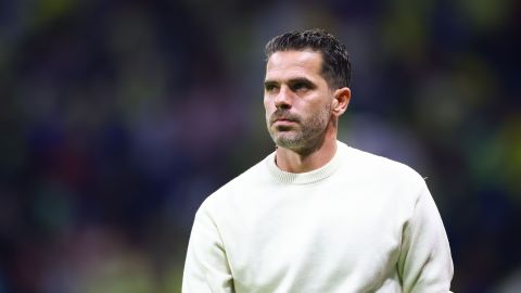 El entrenador Fernando Gago al mando de las Chivas Rayadas de Guadalajara.