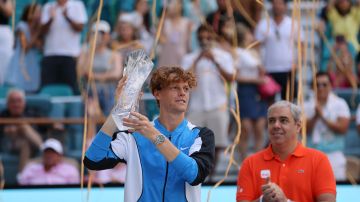 Jannik Sinner levanta el trofeo que lo acredita como campeón del Miami Open 2024.