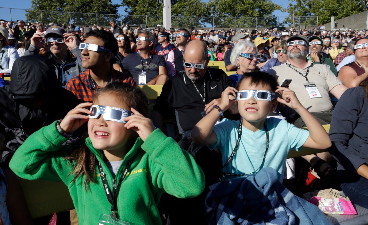 Las recomendaciones dadas por la NASA para ver el eclipse solar de 2024 de forma segura