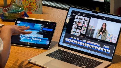 Una de las ventajas de las laptops Mac es la facilidad de conectarse con otros dispositivos de Apple como el iPhone o el iPad.