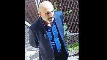 El sospechoso fue visto por última vez vistiendo un traje azul y zapatos negros antes de huir de la iglesia en la ciudad de Nueva York.