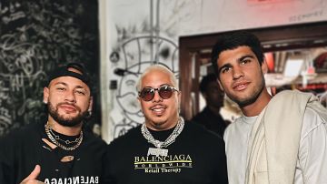 Neyrmar Jr., junto al artista Purple y el tenista Carlos Alcaraz