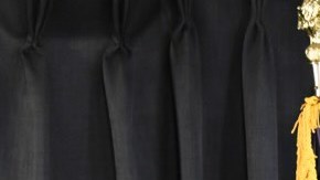 El asambleísta Samuel T. Berger  (en el podio) habla sobre la propuesta legislativa.