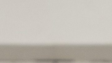 Chris Martin y Dakota Johnson caminando juntos.