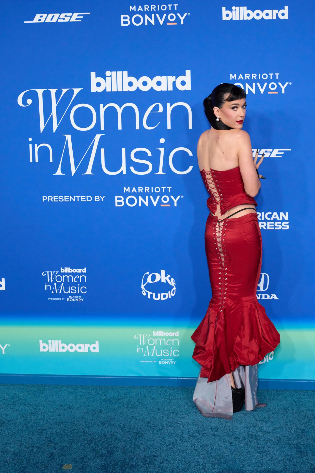 La cantante y compositora estadounidense Katy Perry llega a los Premios Billboard Women in Music 2024 en el Teatro YouTube en Los Ángeles, California, EE. UU., el 6 de marzo de 2024.
