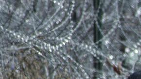 Integrantes de la Guardia Nacional de Texas, vigilan la entrada de migrantes que permanecen en las inmediaciones de la frontera,